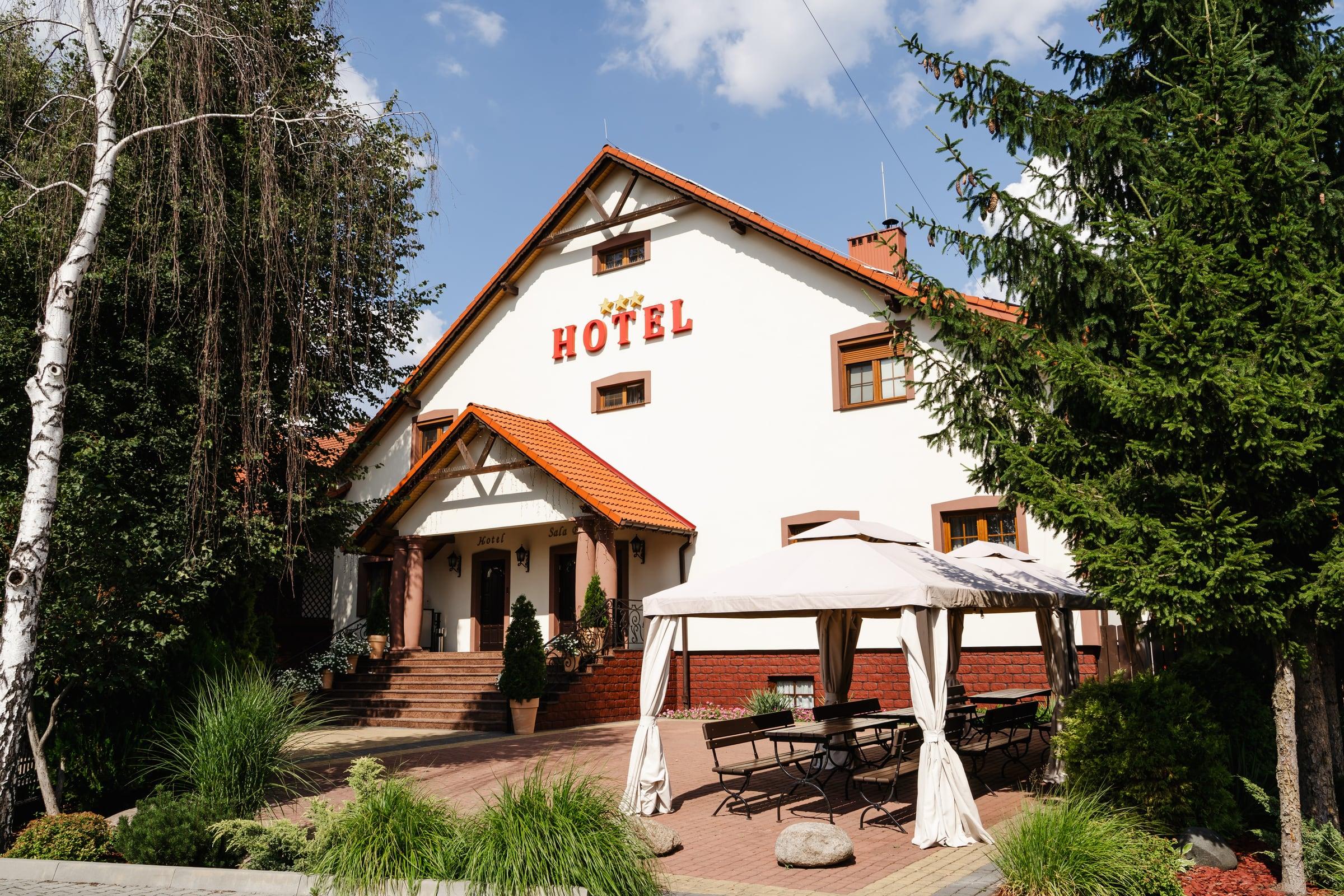 Trzygwiazdkowy Hotel Dębianka z wejściem i ogrodowym zadaszeniem